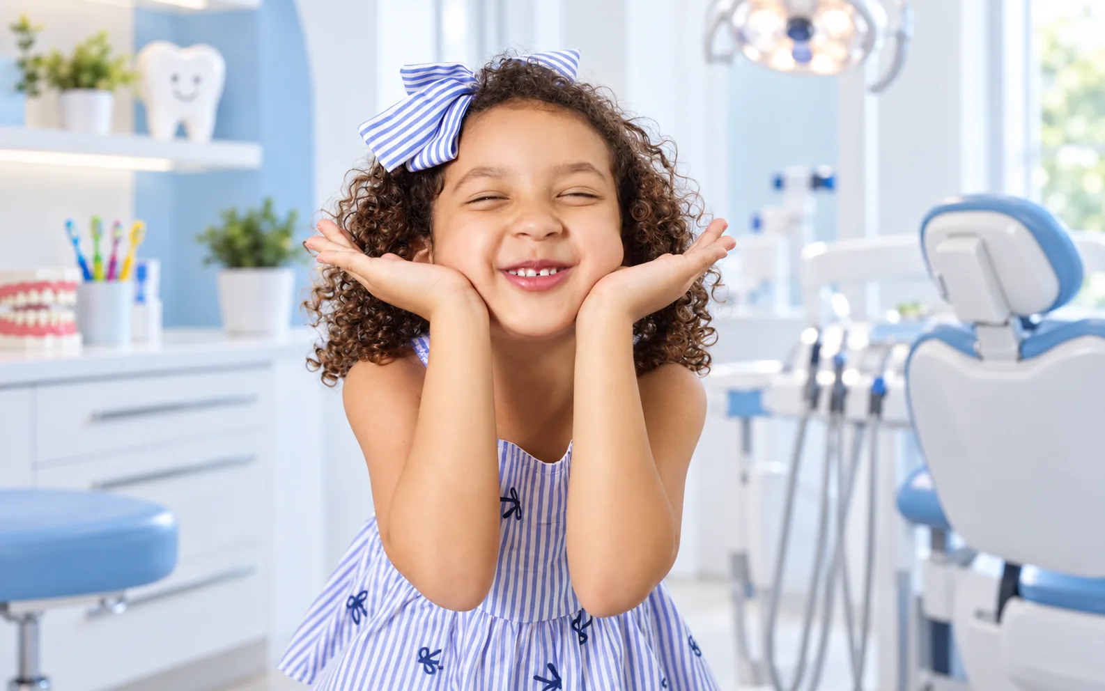 Menina sorrindo sozinha em um consultório odontológico infantil.