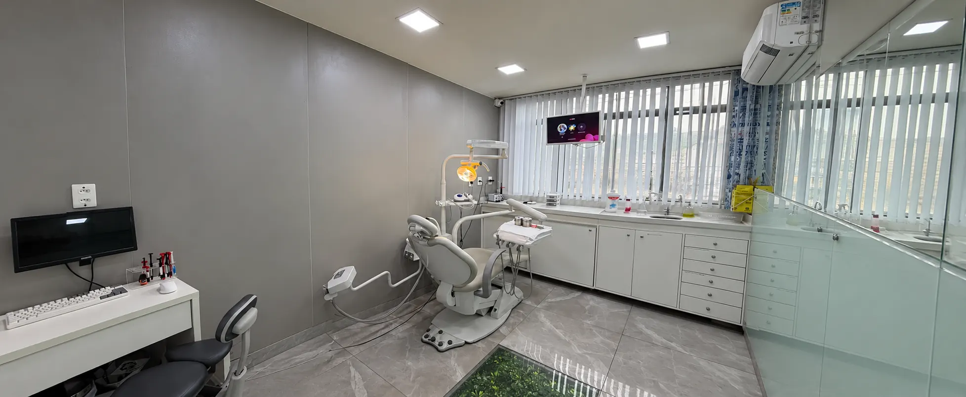 Consultório com decoração azul e dentes sorridentes